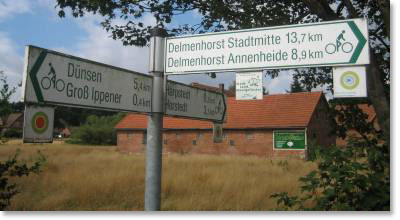 Richtungsschilder auf dem Geestweg nahe Groß Ippener